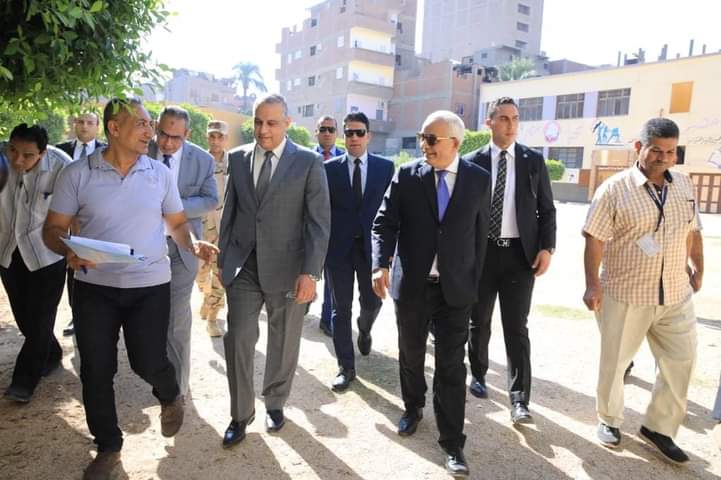 حجازى ومحافظ سوهاج يتفقدان امتحانات الثانوية العامه بأخميم 