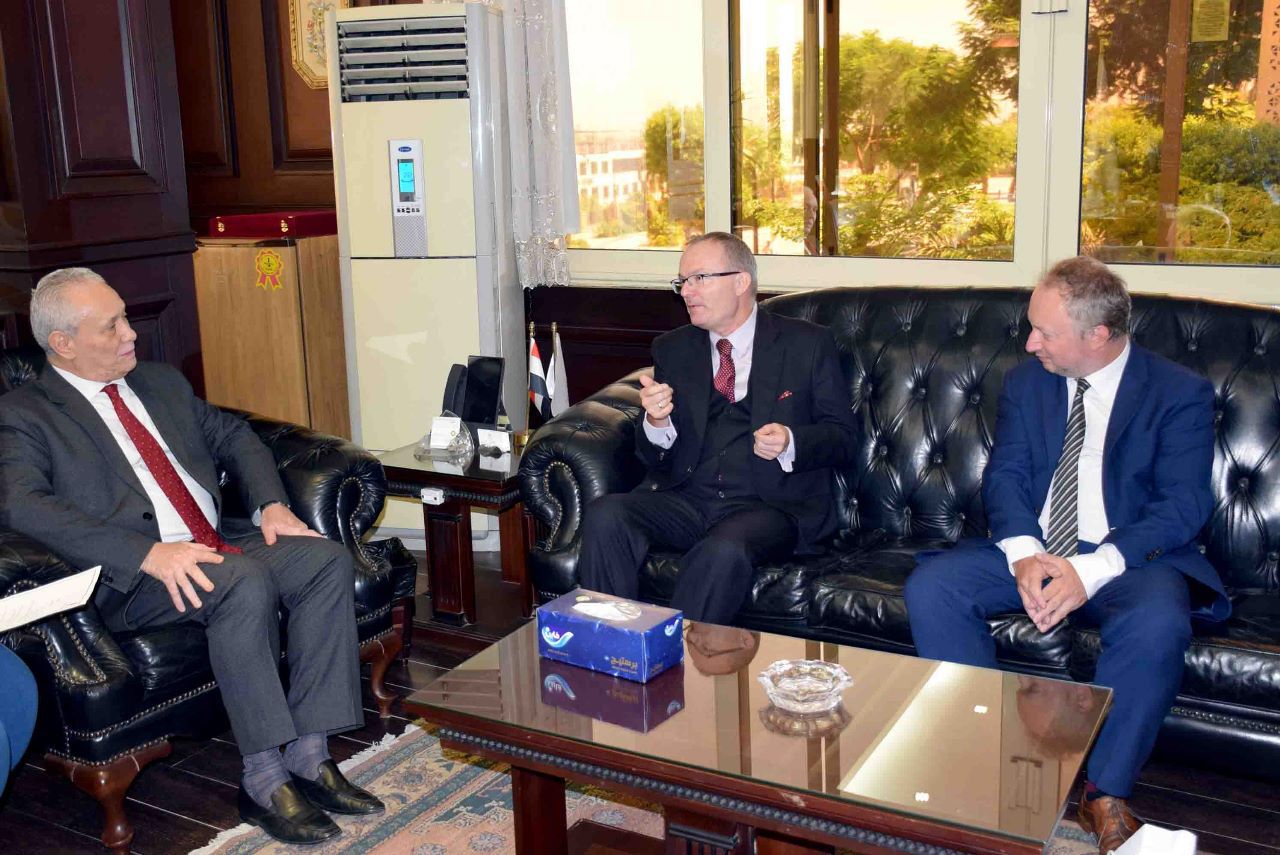 محافظ الأقصر يبحث العلاقات الثنائية مع سفير دولة التشيك 