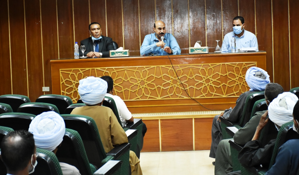 محافظ أسوان يسلم عقود تمليك مساكن أصحاب واضعى اليد على دفعات