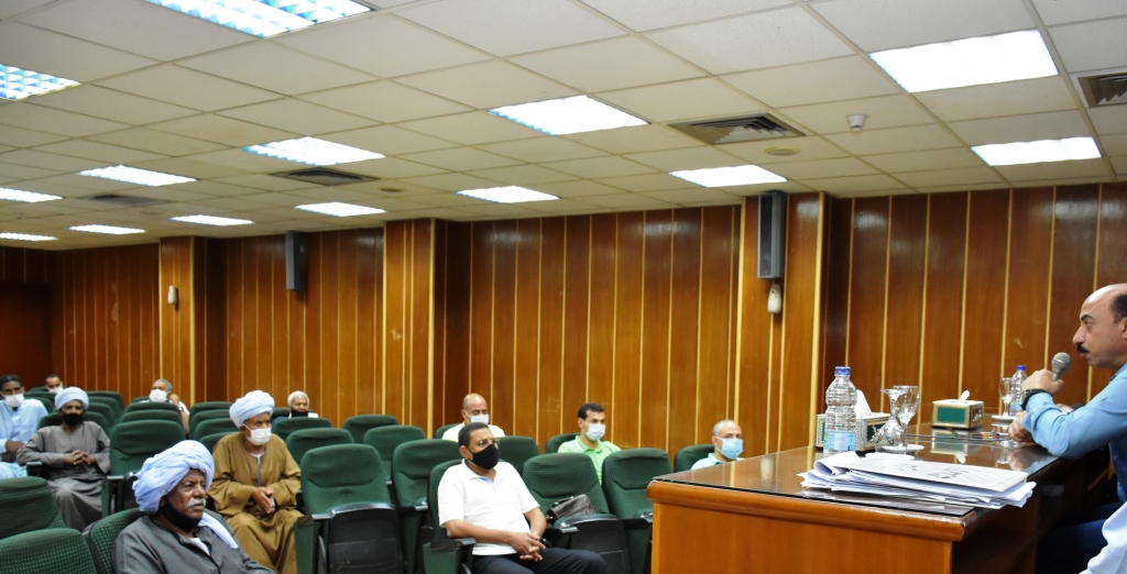 محافظ أسوان يسلم عقود تمليك مساكن أصحاب واضعى اليد على دفعات