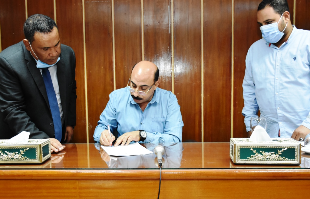 محافظ أسوان يسلم عقود تمليك مساكن أصحاب واضعى اليد على دفعات