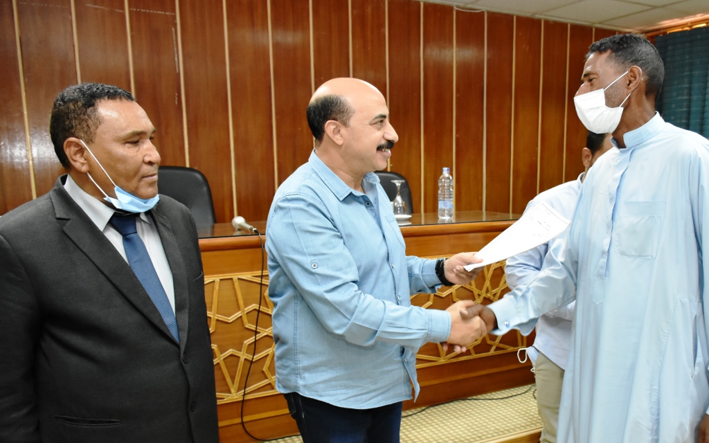 محافظ أسوان يسلم عقود تمليك مساكن أصحاب واضعى اليد على دفعات