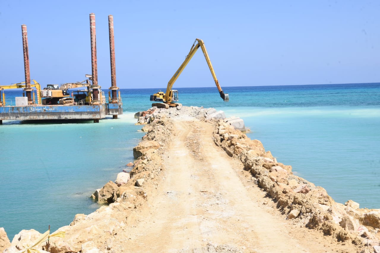 محافظ مطروح يتفقد انشاء محطة الرميلة ٤ لتحلية مياة البحر