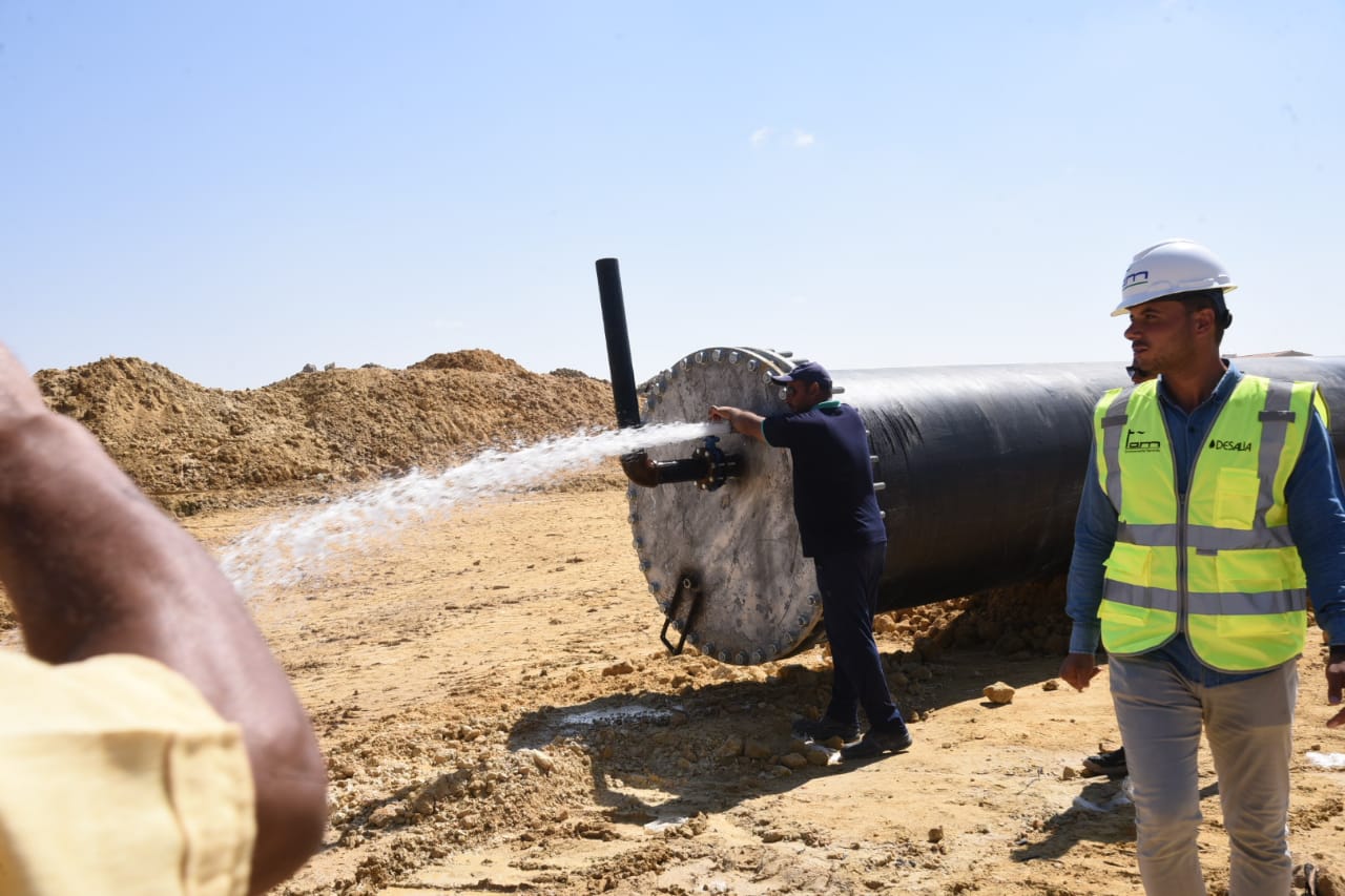 محافظ مطروح يتفقد انشاء محطة الرميلة ٤ لتحلية مياة البحر