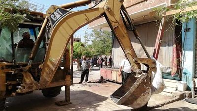 تحرير 8 مخالفات اشغالات في حملة مكبرة بحي الكوثر بسوهاج
