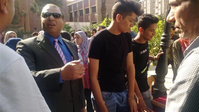 عميد حاسبات عين شمس تتابع أعمال سحب بطاقات الترشح