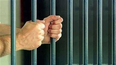 صاحب محل ملابس شهير يصورالسيدات في البروفة