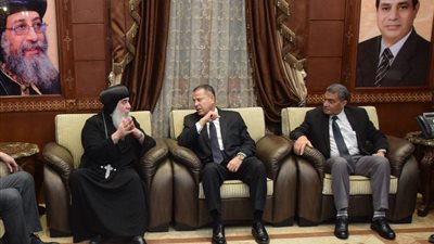 محافظ بني سويف ومدير الأمن يؤديان واجب العزاء شهداء حادث المنيا