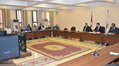محافظ بني سويف يبحث معوقات 28 مشروعا خدميا متعثراً