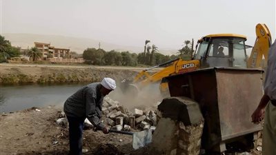 الأقصر تكافح قمامة المجارى المائية