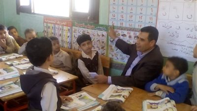 مدير تعليم الخانكة يجلس وسط الطلاب ويشرح حصة رياضيات
