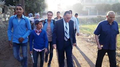 غراب يستجيب لمطلب أهالي قرية الحلمية و يأمر بتطهير الترعة لتوفير مياه الرى