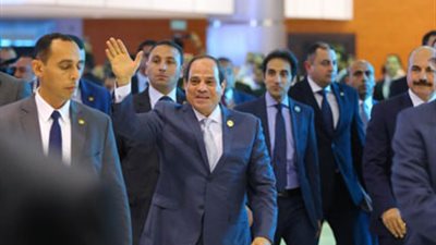 شباب العالم يحيون السيسى أثناء جولته بمركز المؤتمرات بشرم.. صور
