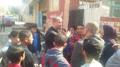 مدير تعليم غرب شبرا يلتقي أولياء أمور المدرسة المهنية علي ابوابها