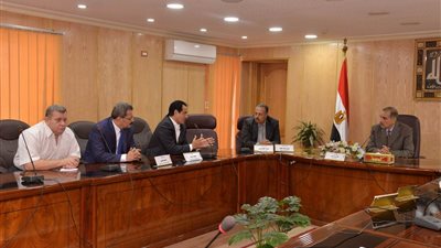 محافظ أسيوط يلتقى بعض المستثمرين لانشاء مجمع خدمات بأسيوط الجديدة