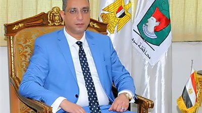 محافظ سوهاج يؤكد على ضرورة إلتزام مديري الإدارات بمواعيد الحضور والإنصراف