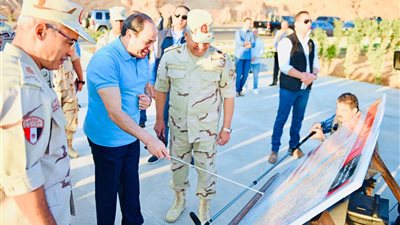 الرئيس يتفقد الأعمال الإنشائية لطريق النفق شرم الشيخ