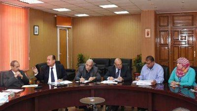 غراب يتابع موقف المشروعات المتعثرة فى المياه و الصرف الصحي