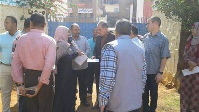 محافظ أسيوط يتفقد منشآت خدمية وصحية وتعليمية للاطمئنان على سير العمل خلال جولته بقرية موشا