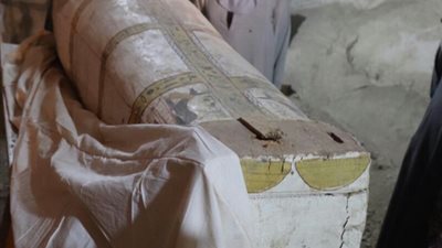 إكتشاف لوحة من الحجر الرملى وتابوت خشبى بالأقصر