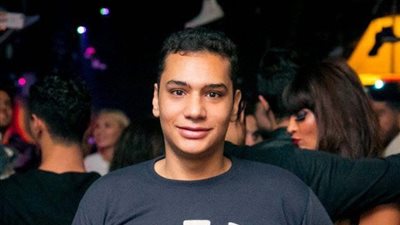 محمد أيمن يتعاقد على تصميم إعلان لأحد المنتجات العالمية