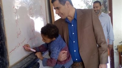 مدير تعليم الخانكة يتابع مستوي القرائية عند الطلاب