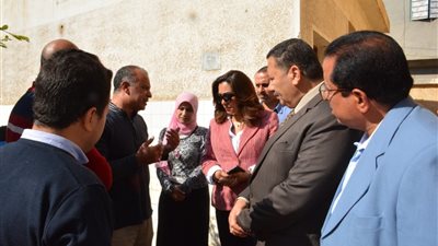 محافظ دمياط تفاجئ قرية الرياض وتحيل رئيسها للتحقيق لتراخيه في مواجهة التعديات على الاراضي الزراعية