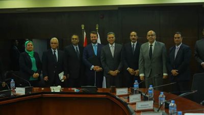 النقل : مذكرة تفاهم بين ميناء الاسكندرية وشركة CDR الهولندية لاعداد دراسة تطوير الأرصفة