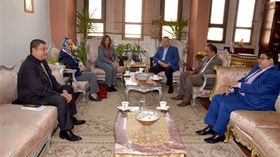 محافظ بني سويف يبحث مع وفد وزارة الإتصالات تنفيذ مشروعات جديدة