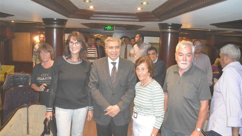 محافظ المنيا مع السائحين