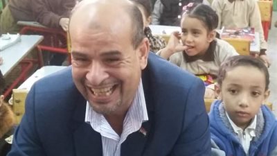 مدير تعليم غرب شبرا يستمع لشرح المعلمين ويجلس وسط الطلاب