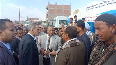 محافظ أسيوط يتفقد المتضررين من الأمطار ويصرف تعويضات عاجلة لحل مشاكلهم