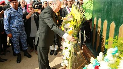 محافظ كفرالشيخ يضع إكليل الزهور على النصب التذكاري لمعركة البرلس البحرية
