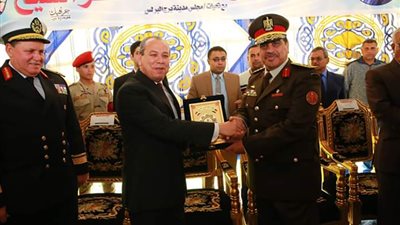 محافظ كفرالشيخ وقادة القوات البحرية يتبادلان الدروع في احتفالات المحافظة بعيدها الـقومى