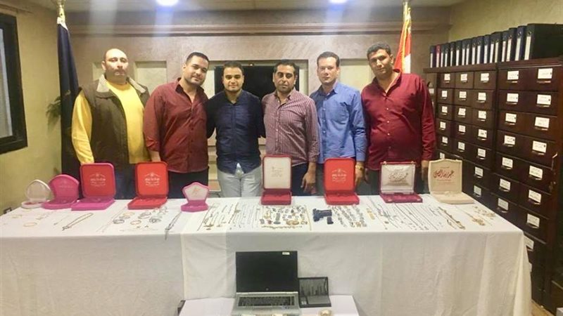 ضباط المباحث مع المضبوطات