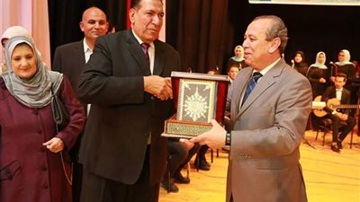 محافظ كفرالشيخ يكرم 