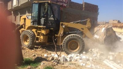 تنفيذ 3 قرارات إزالة بمركز الزينية شمال الأقصر