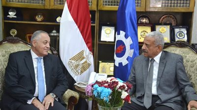 بحث زيادة الإستثمار بالمناطق الصناعية بالسويس