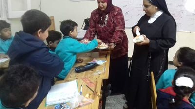 راهبات بنى سويف وزعت حلوى المولد على التلاميذ