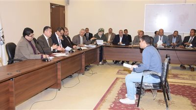 حلول لمطالب 5 قرى وصرف 15 ألف جنيه مساعدات لاسر فقيرة ببنى سويف