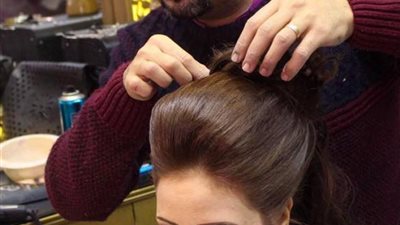 إعلامية تتهم كوافير شهير بالقاهرة بحرق شعرها