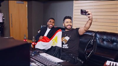 تامر حسنى يكشف حقيقة غناء دويتو مع النجم العالمى جيسون ديرولو