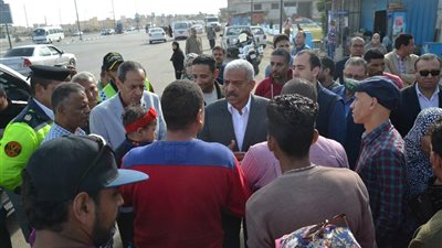 محافظ السويس يزور اللغات الأنجليزية للإطمئنان على عمليات التطهير
