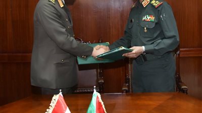 وزير الدفاع يعود للقاهرة بعد زيارة رسمية للسودان
