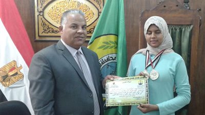 مدير تعليم الإسماعيلية يكرم بطلة العالم في في رفع الأثقال 