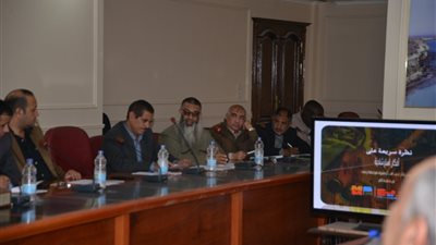 محافظ مطروح يستعرض مع مدير جهاز المشروعات المتوسطة والصغيرة
