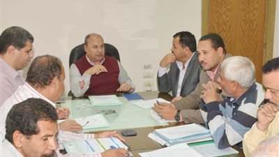 محافظ سوهاج يؤكد أهمية المشروعات الانتاجية وتوفير الدعم اللازم لها