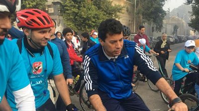 وزير الشباب يقود ماراثون للدراجات والمشي بالقاهرة
