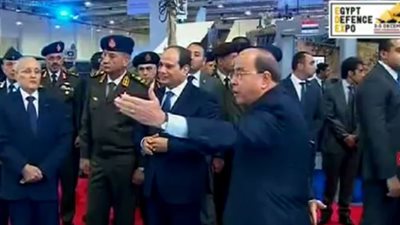 السيسي يستمع الى شرح تفصيلى أثناء تفقده معرض إيديكس 2018