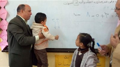 مدير التعليم الابتدائي بالخانكة يتابع مدارس الجبل الأصفر